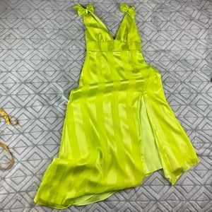 NWT Luxxel neon green color high-low with a slit